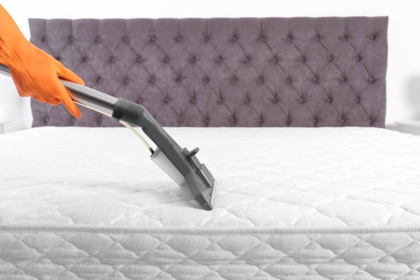 Technicien Polynet nettoyant un matelas avec une machine professionnelle à injection extraction à Kenitra